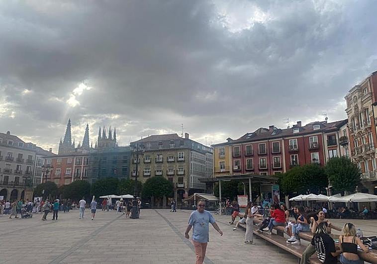 Personas sentadas y paseando en la Plaza Mayor de Burgos