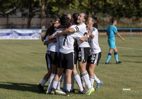 Jugadorasa del Burgos CF Femenino celebrando un gol.