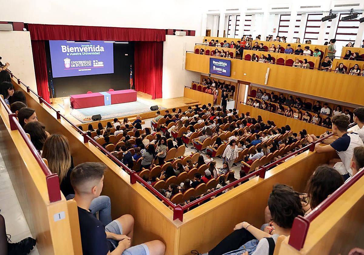Estudiantes de nuevo ingreso durante el acto de bienvenida.