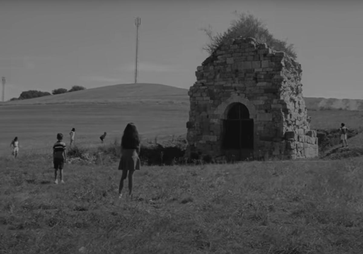 Fotograma del videoclip 'Hablar sin leísmos' donde aparece la ermita de San Felices de Oca.