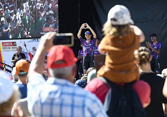 Cyril Barthe recibe el cariño de sus vecinos en Sauveterre-de-Béarn