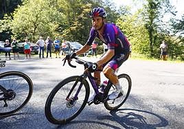 José Manuel Díaz asciende uno de los puertos de montaña en Francia