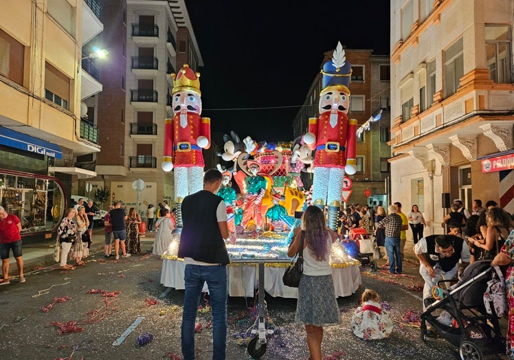 Imagen principal - «Una Navidad diferente» fue la segunda clasificada