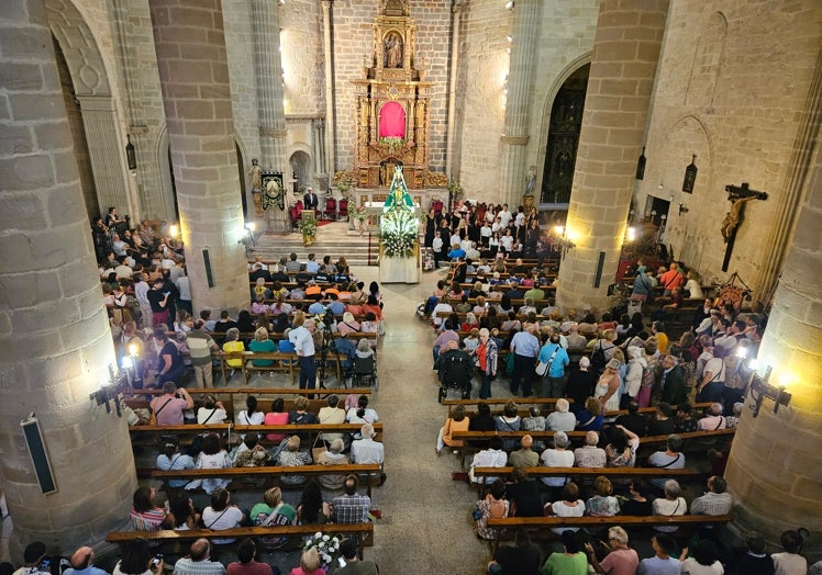 Imagen principal - La ofrenda floral fue trasladada a la Iglesia de Santa María