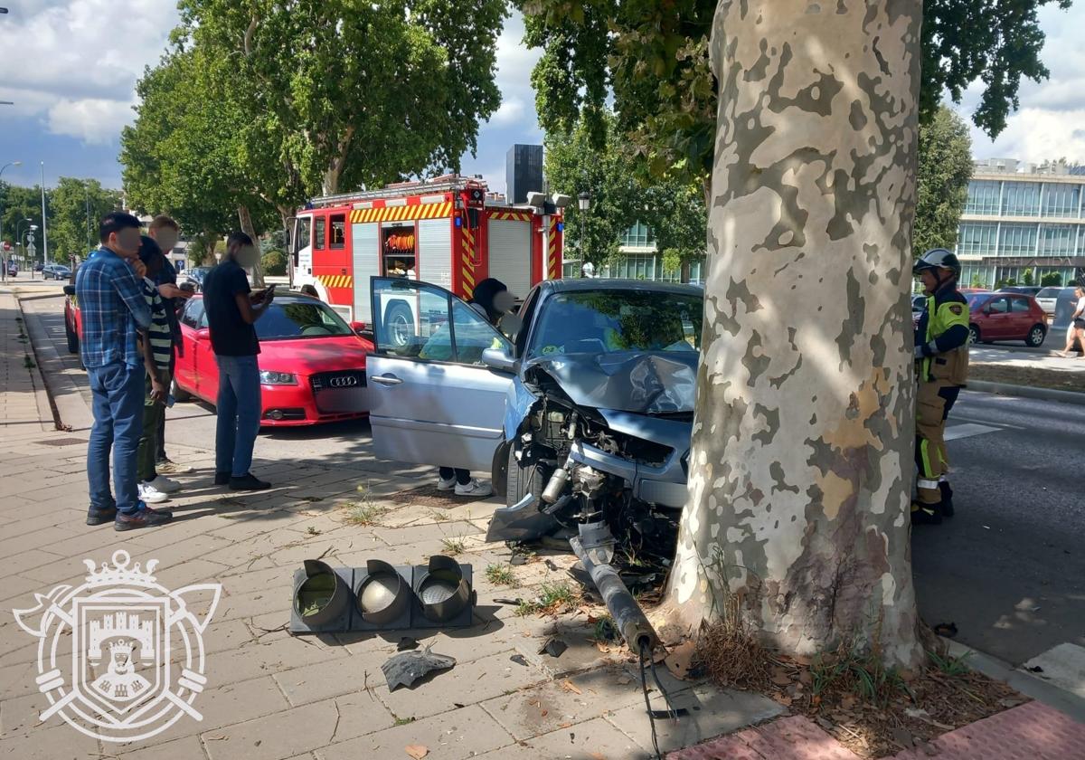 El coche se ha empotrado contra un árbol y en el lugar se han podido ver varias dotaciones de los Bomberos de Burgos.