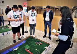 Uno de los equipos participantes en una edición anterior del Asti Robotics Challenge presenta su robot ante la jueza.