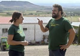 Beatriz García y Diego Cabrito, dos de los miembros de la asocaición 'Guzmán renovable.