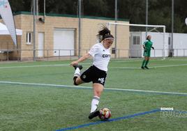 Alejandra realiza un envío en largo en el empate del Burgos CF Femenino ante Osasuna C en Castañares