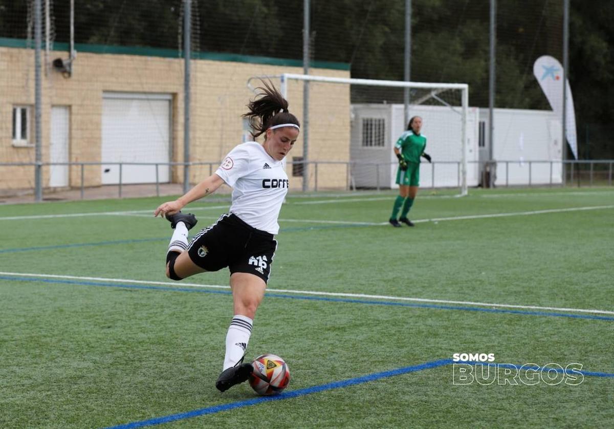 Alejandra realiza un envío en largo en el empate del Burgos CF Femenino ante Osasuna C en Castañares