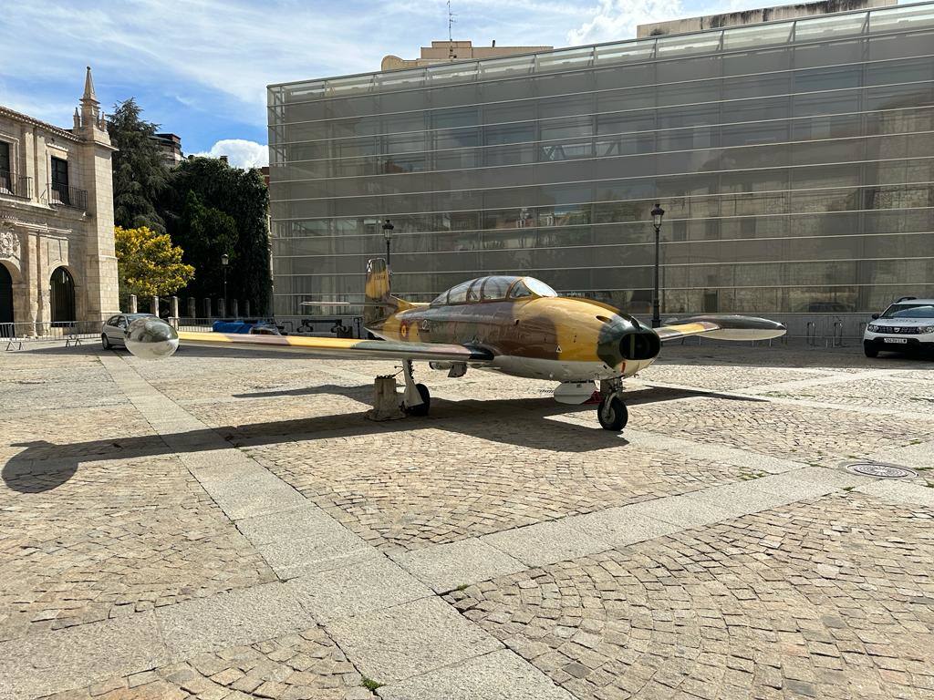 Imágenes del los aviones históricos en el centro de Burgos