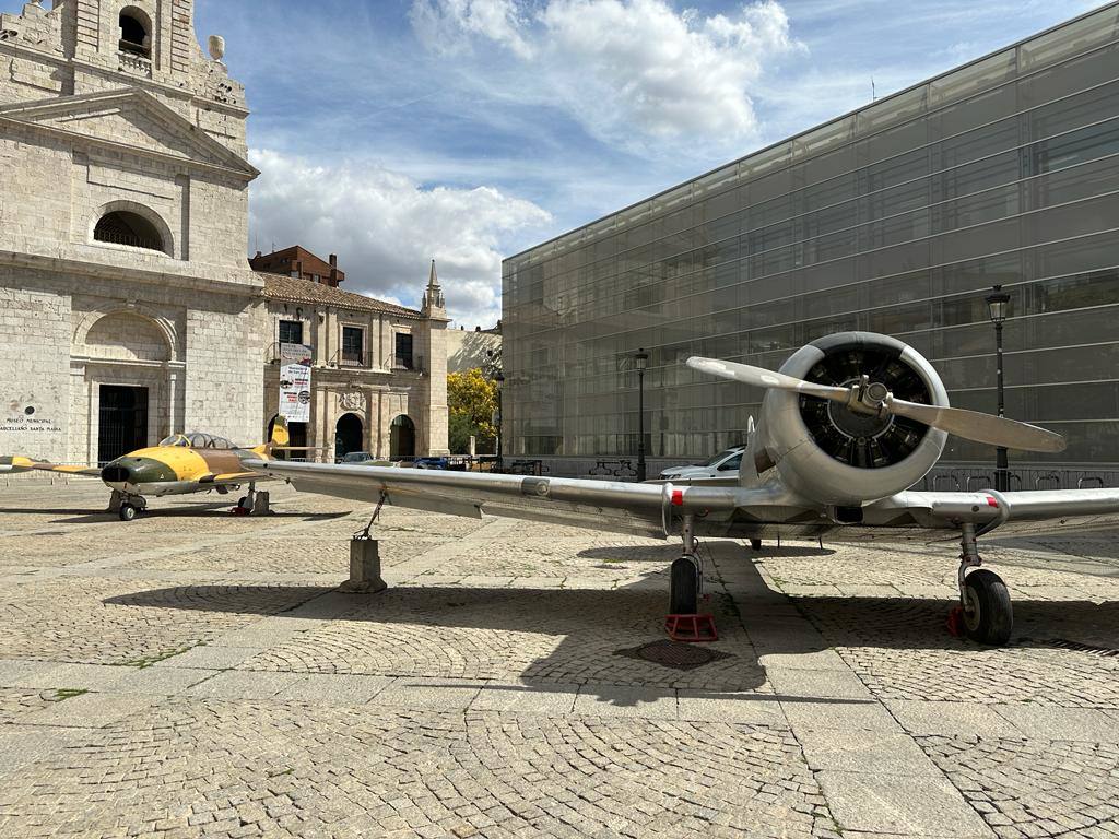 Imágenes del los aviones históricos en el centro de Burgos