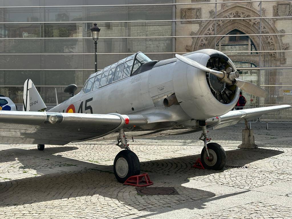 Imágenes del los aviones históricos en el centro de Burgos