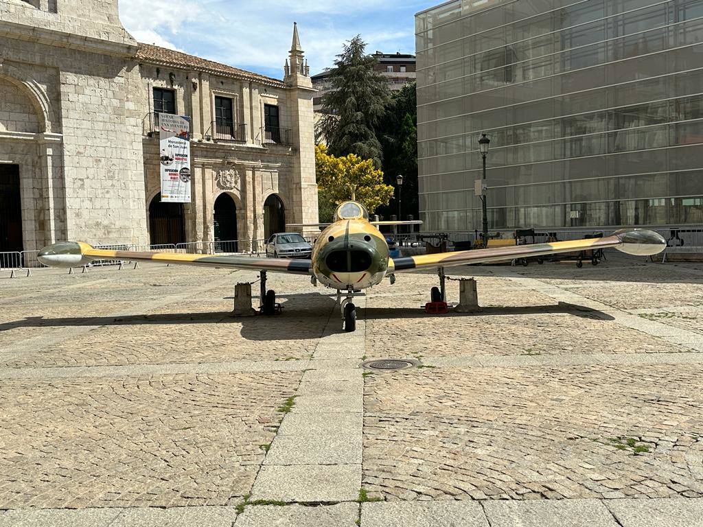 Imágenes del los aviones históricos en el centro de Burgos