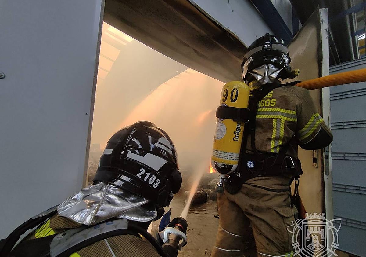 Imagen principal - Actuación en el incendio de este martes en las instalaciones de Torreplas