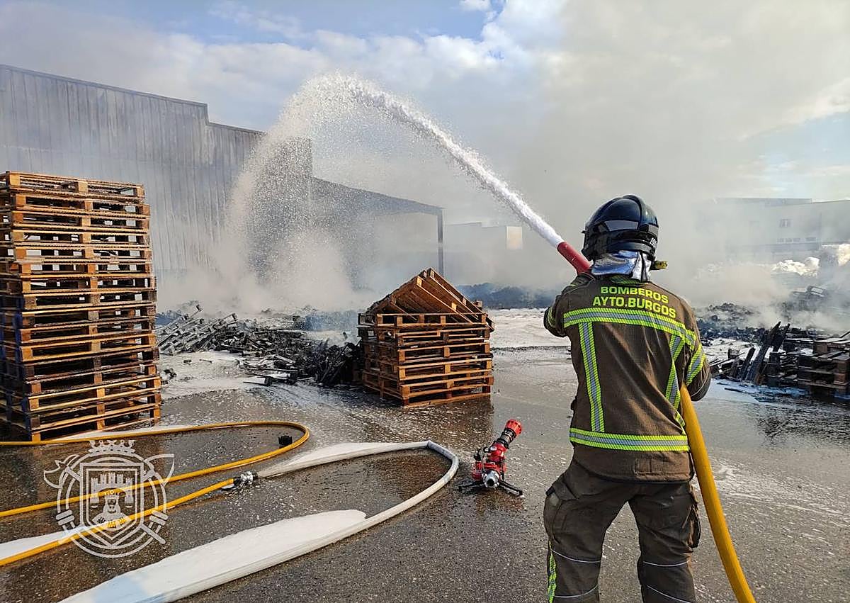 Imagen secundaria 1 - Actuación en el incendio de este martes en las instalaciones de Torreplas
