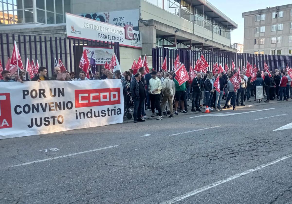 Concentración de los trabajadores antes de la reunión.