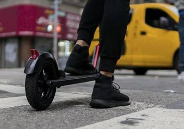 Herida la conductora de un patinete eléctrico tras colisionar con un turismo en Burgos