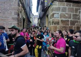 El desfile de peñas, con las charangas amenizando las calles de Poza de la Sal.