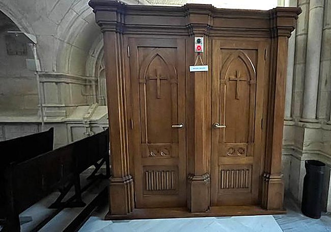 Confesionario del emérito con luz roja.