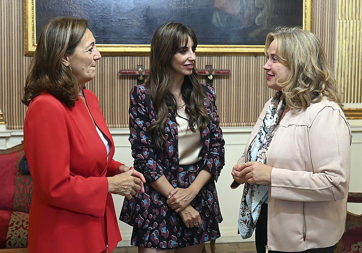 De izda. a dcha. la presidenta de la Fundación Blanca Fernández Ochoa y exdeportista, Lola Fernández Ochoa, la exgimnasta Almudena Cid y la alcadesa de Burgos, Cristina Ayala.