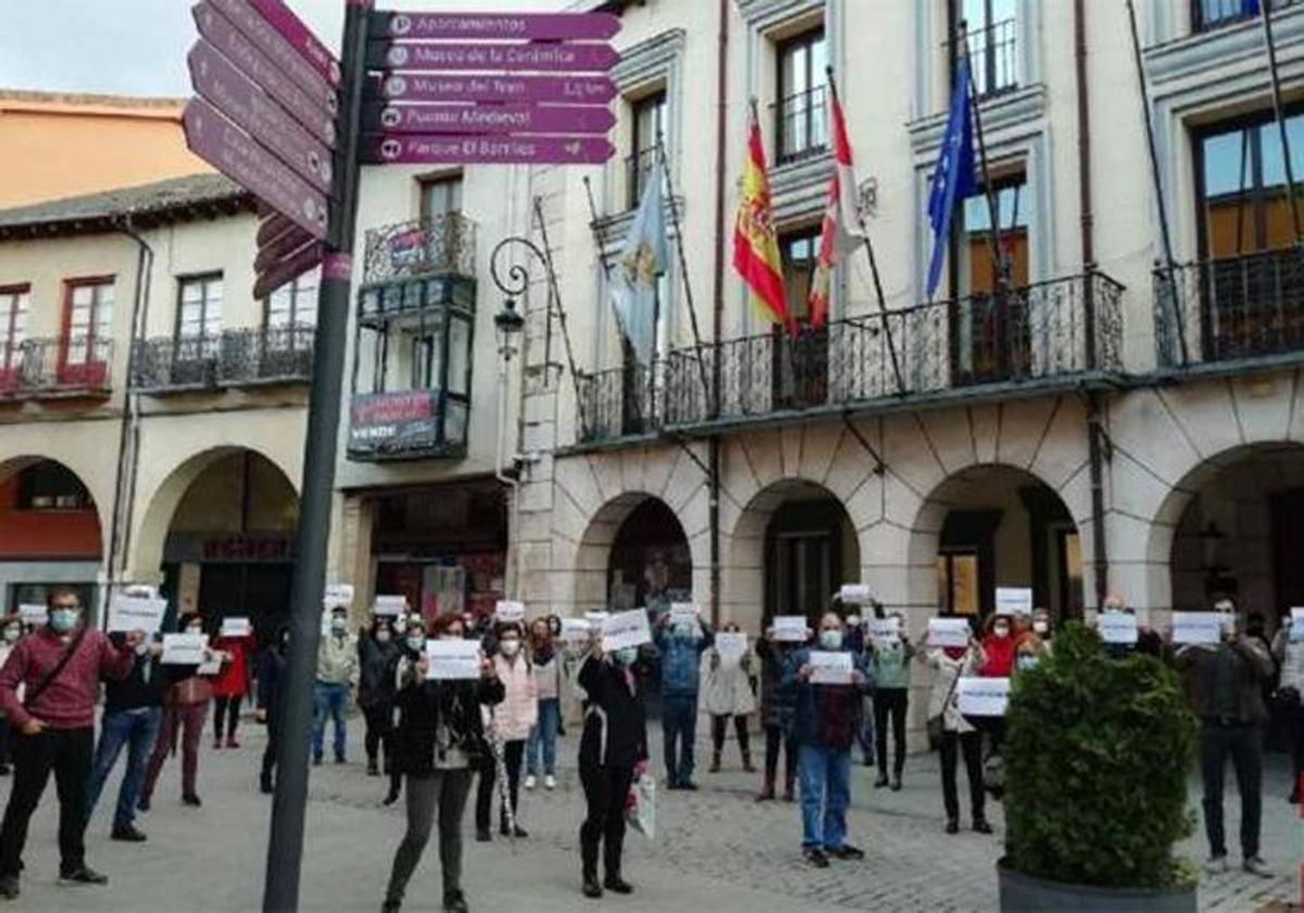 Imagen de una de las protestas de los trabajadores municipales frente al Ayuntamiento de Aranda.