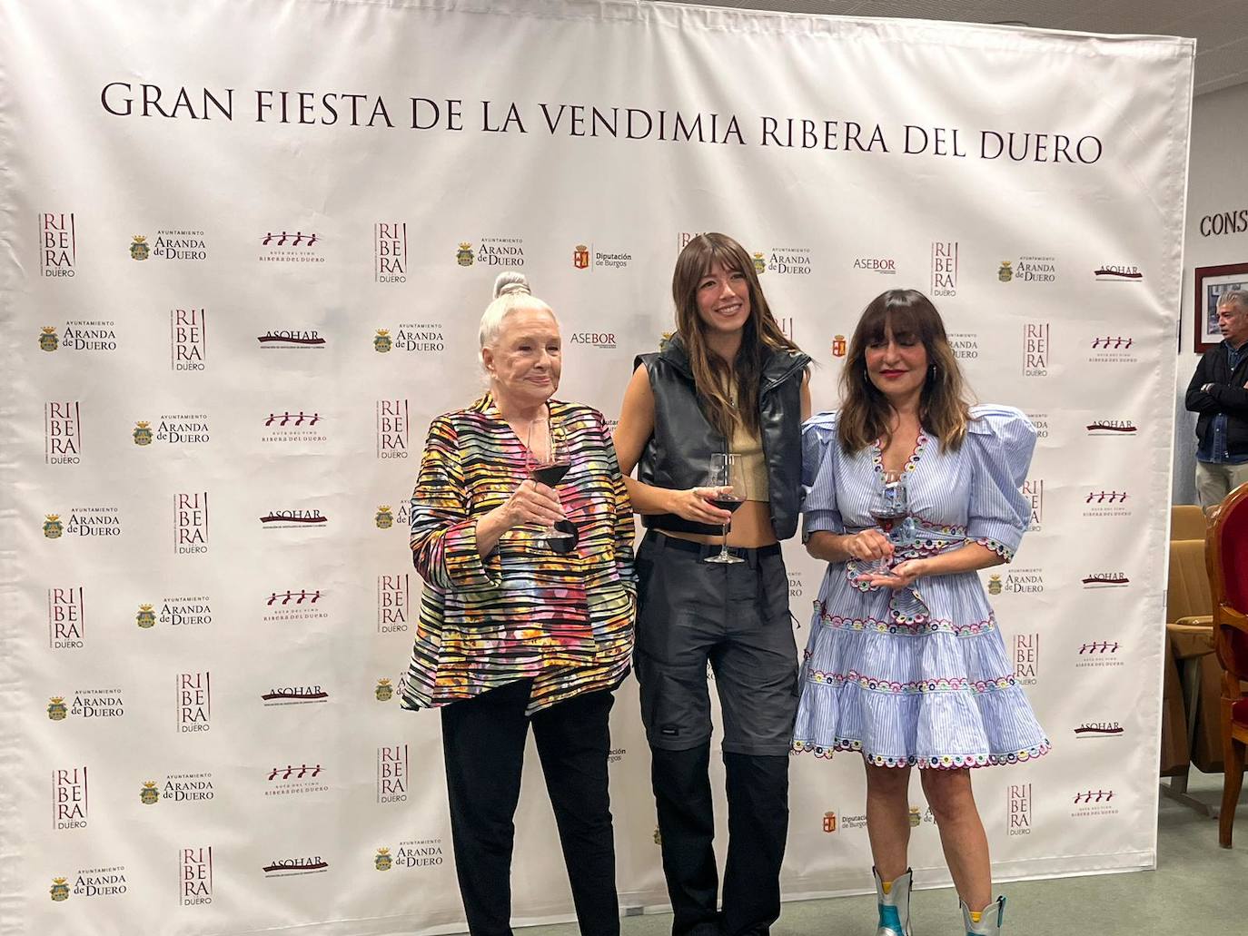 Lola Herrera y Candela Peña brindan en la Fiesta de la Vendimia de Aranda