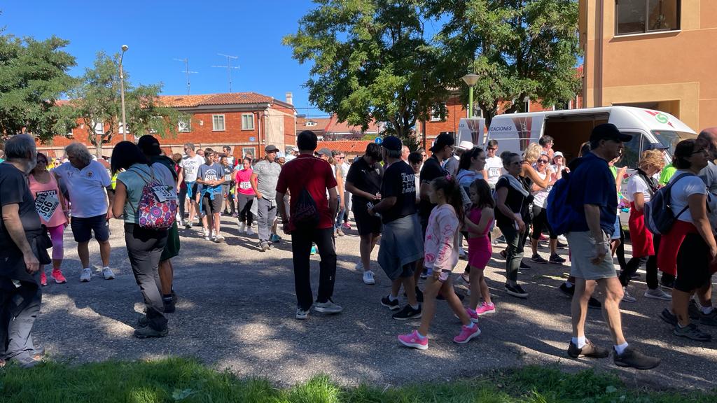 Un millar de burgaleses participan en la Marcha de Peñas solidaria