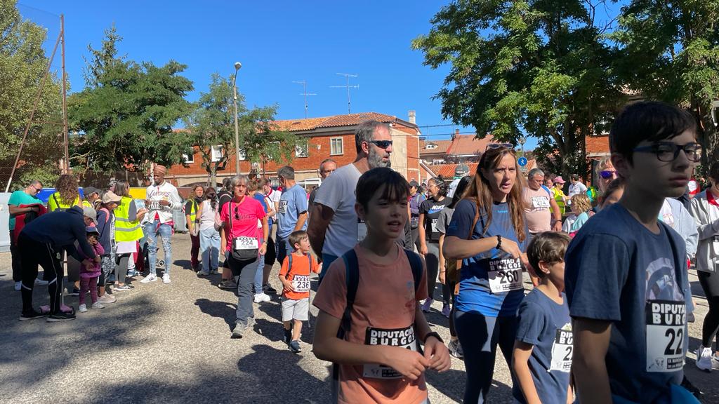 Un millar de burgaleses participan en la Marcha de Peñas solidaria