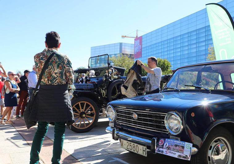 Coches históricos en el paseo de la Sierra de Atapuerca