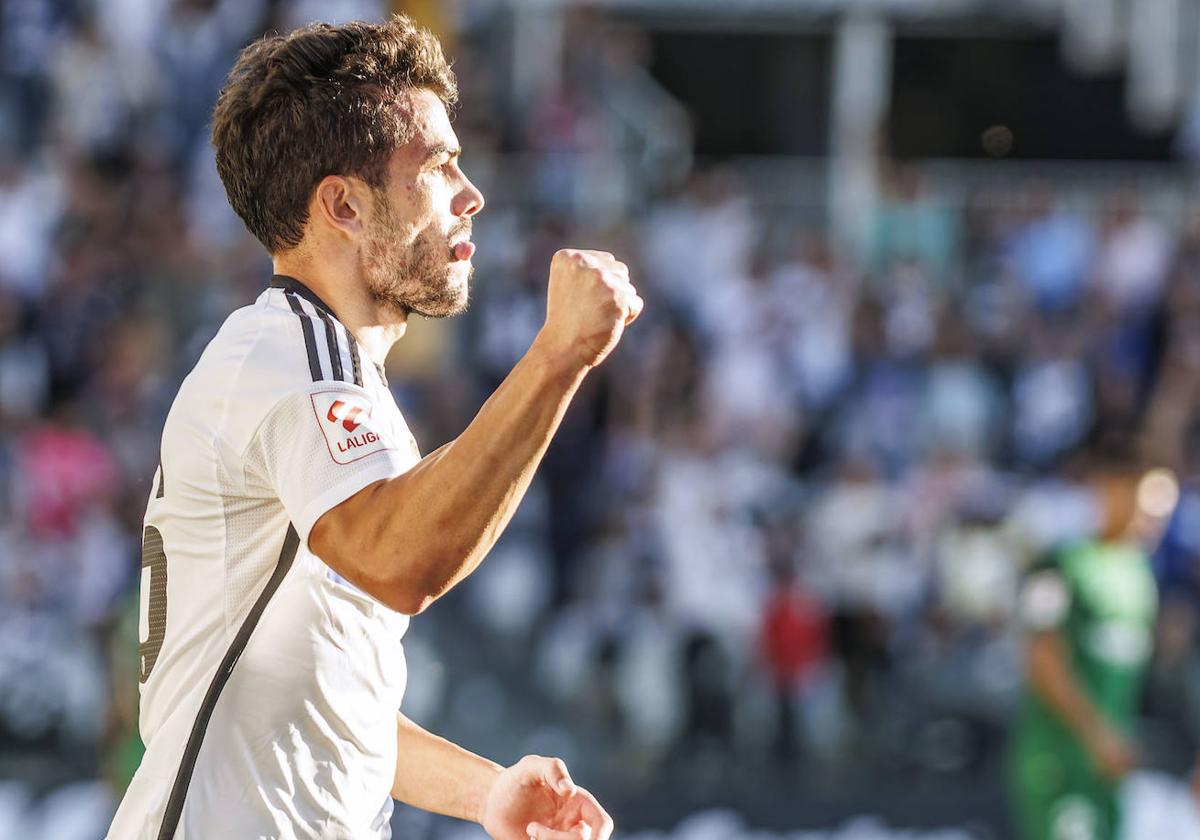 Curro Sánchez celebrando uno de los goles marcados en El Plantío.