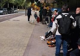 Aficionados de madrugada esperando a comprar su entrada