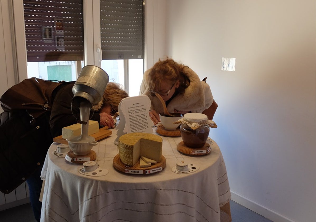 Dos visitantes en el Museo de los Aromas de Santa Cruz de la Salceda