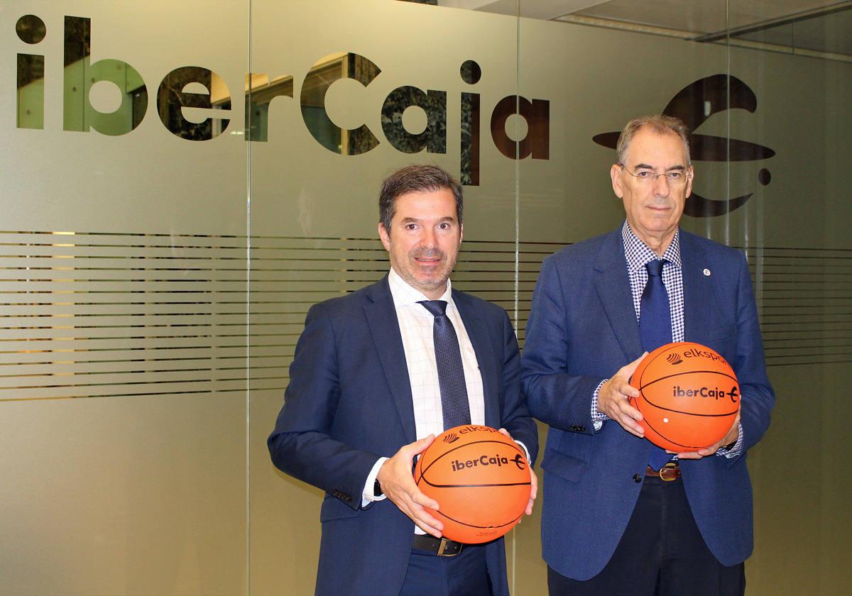 Jorge Sicilia, Gerente Territorial de Instituciones de Ibercaja, y Miguel Ángel Benavente, presidente del Club Baloncesto Tizona, tras la firma del convenio.