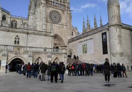 Turistas en el exterior de la Catedral de Burgos.