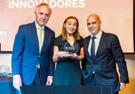 María Jesús Cuéllar Nebreda, presidenta de la Universidad Isabel I, recoge el premio.