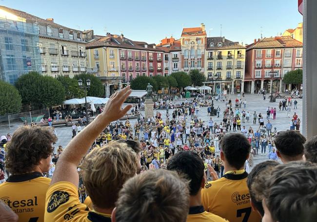 Los jugadores celebran la Supercopa de España desde el balcón del Ayuntamiento de Burgos