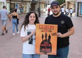 Rocío Ramírez y Diego Sebastián posan con el cartel de 'Tres gángsters y un ruso', que se estrenará en Burgos.