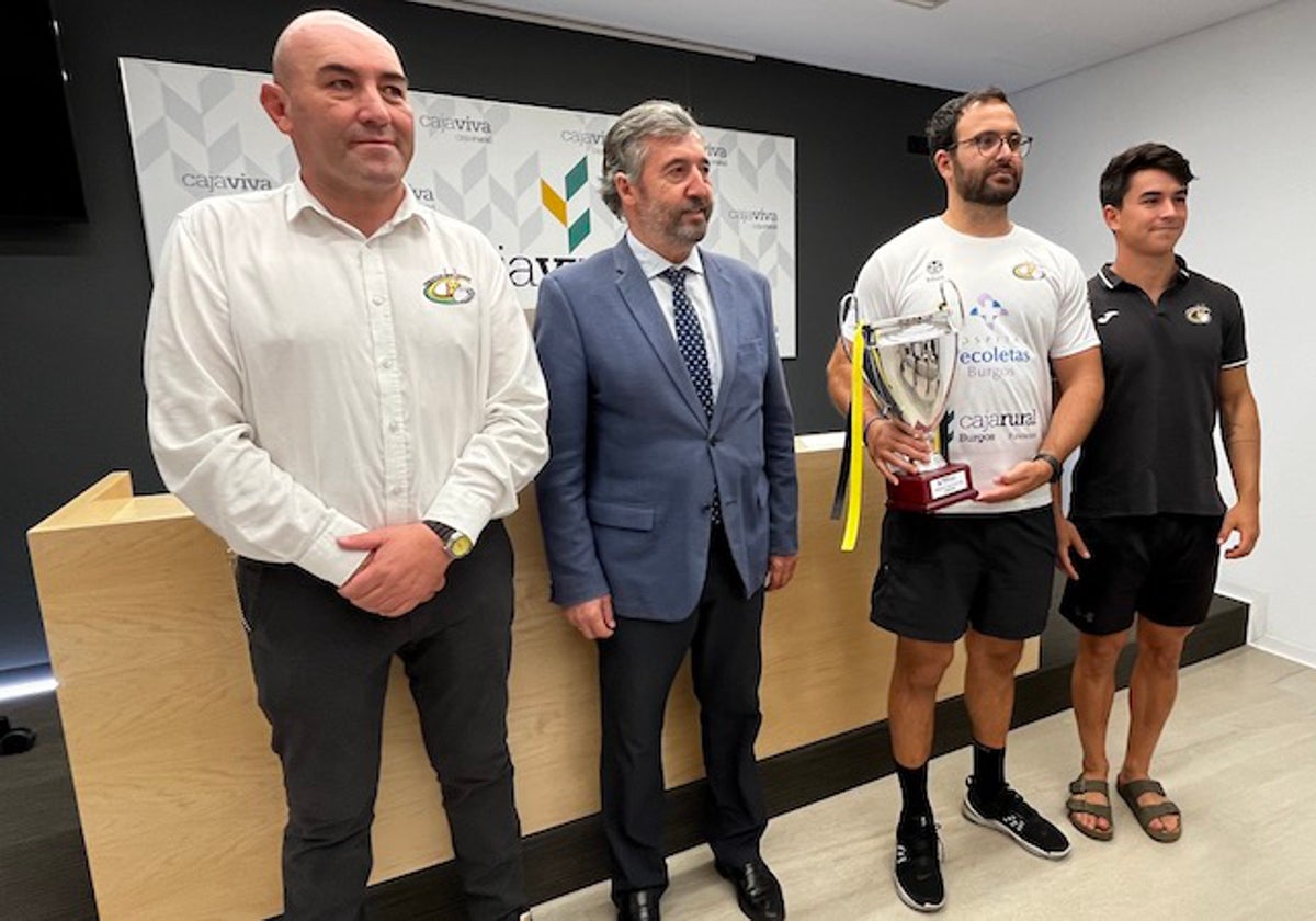 Vadillo, Fisac, José Basso y Nico Rocaríes con la Supercopa.