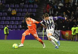 Fresneda agarra a Matos durante la última visita del Burgos CF al José Zorrilla