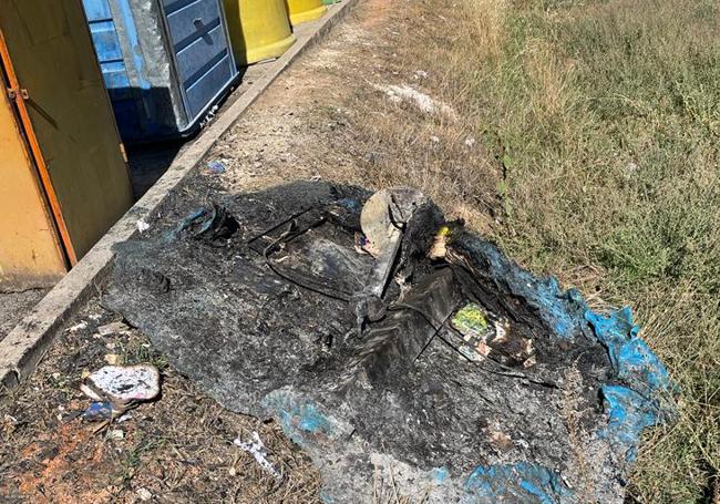 Restos del fuego en la mañana del sábado.