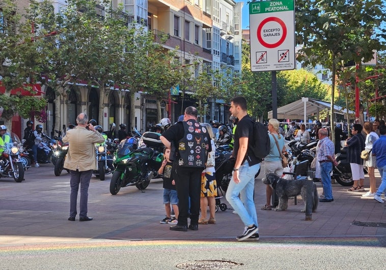 La concentración motera partió de la céntrica calle de La Estación