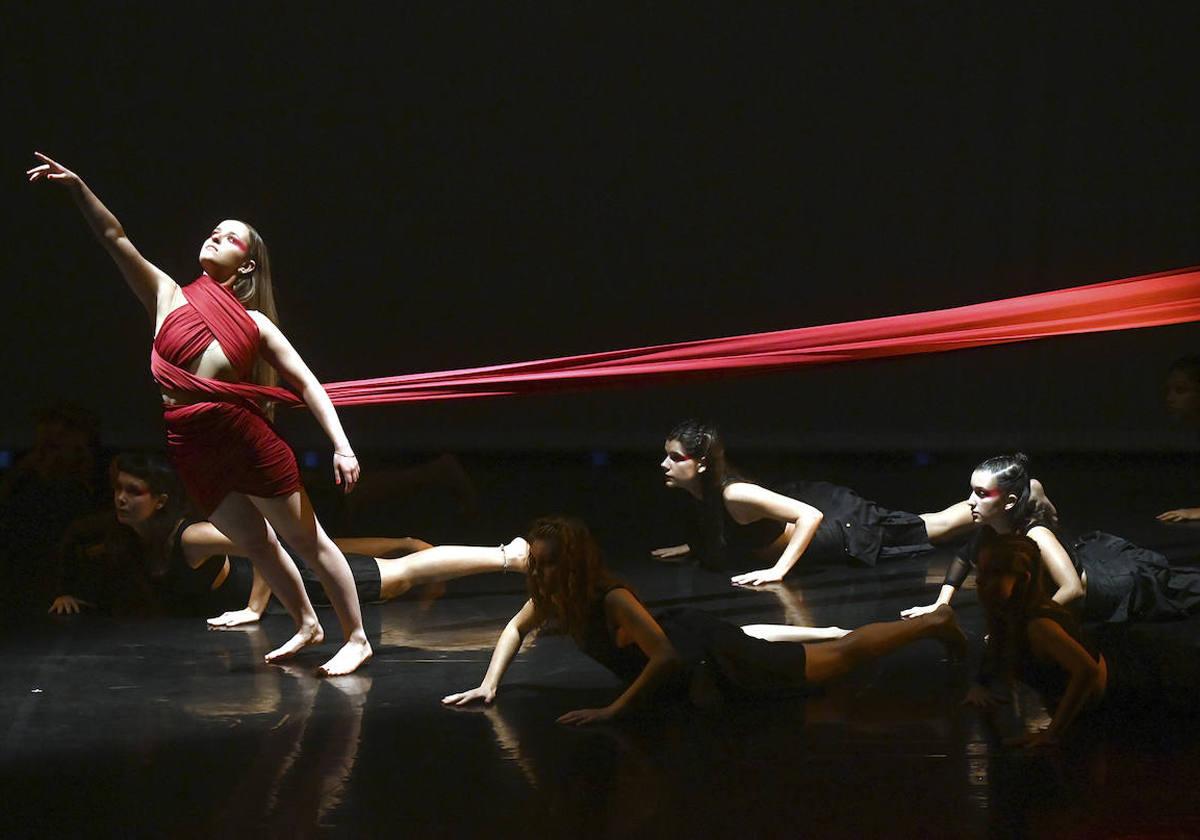 Una de las piezas que interpretaron alumnos de la Escuela Profesional de Danza de Castilla y León Ana Laguna, en la inauguración del curso.