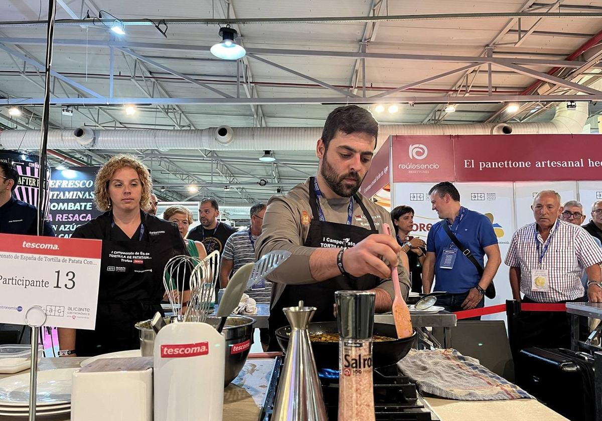 El cocinero de Aranda de Duero, Ricardo Martín, en el campeonato de España de tortilla de patatas.