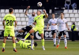 Mumo trata de controlar el balón de cabeza en el partido de la pasada temporada.