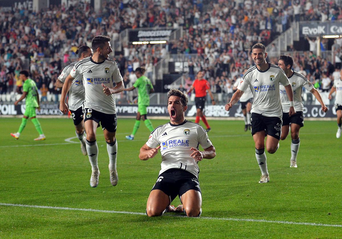 Curro celebra el gol anotado a los 26 segundos de partido.