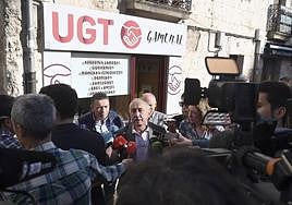 Pepe Álvarez compareciendo ante los medios en Burgos.