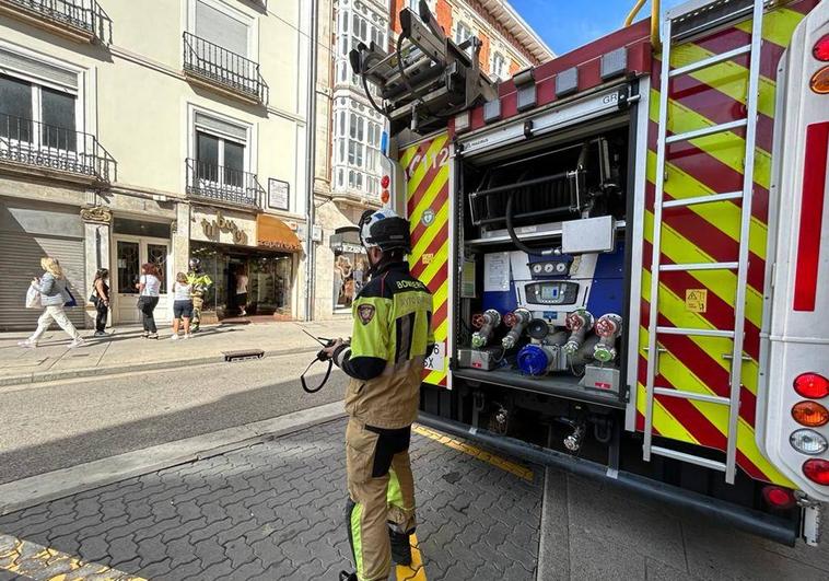 Los bomberos realizan las comprobaciones en la calle Santander.