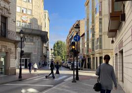 Gente paseando por las calles de Burgos