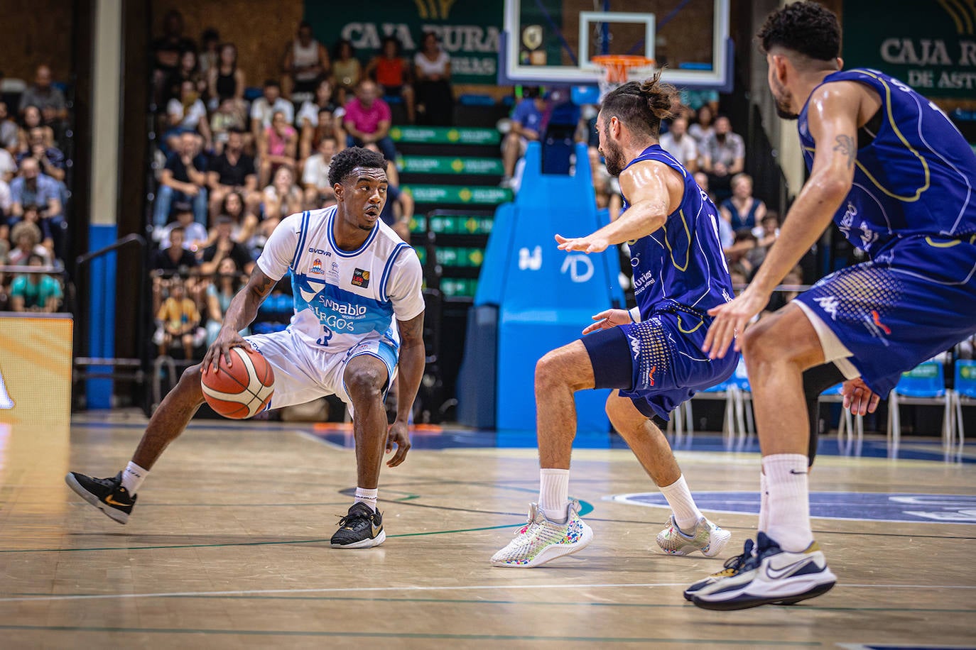 Micah Speight bota el balón.