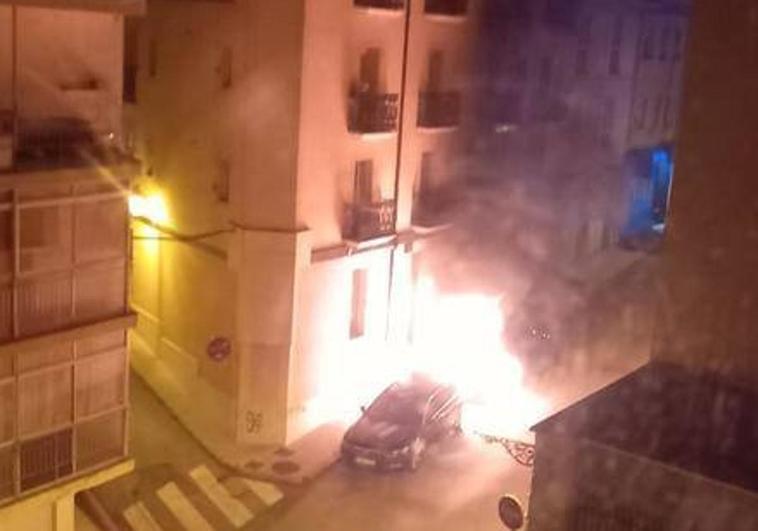 Dos vehículos han ardido en la calle Emperador de Burgos.